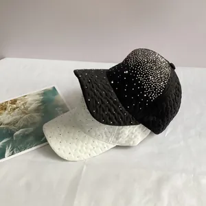 Casquette de baseball en velours matelassé avec strass brillants en noir et blanc
