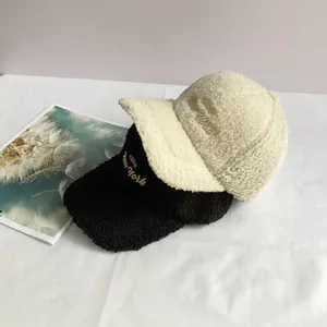 Winter lambswool baseball cap with New York embroidery in black and off-white colors