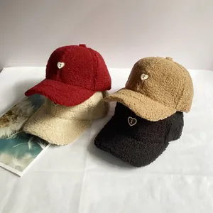 Cappellini da baseball in lana d'agnello in quattro colori con ricamo a cuore e pile