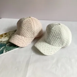 Détail de casquettes de baseball en velours matelassé avec strass brillants en rose et blanc