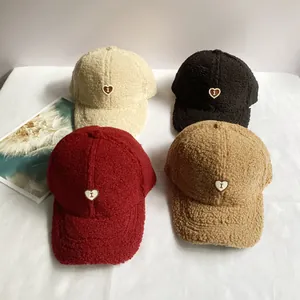 Cappellino da Baseball da Donna Invernale Caldo in Simil Lana di Agnello Ricamo Cuore Lettera Pile Regolabile Antivento Outdoor Casual