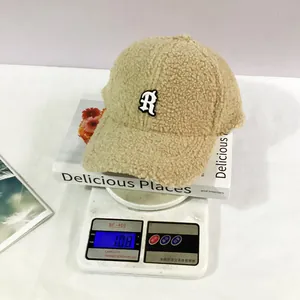 Detailed weight display showing a 108g beige lamb wool baseball cap with R embroidery