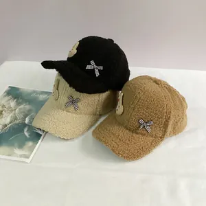 Trois casquettes en laine d'agneau avec nœud et lapin en noir, beige et marron chaud