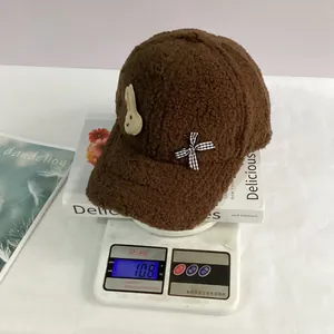 Détail de la casquette de baseball en laine d'agneau marron pesant 108g sur une balance