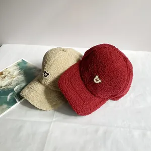 Winter Fleece Baseball Cap mit Teddybär M Stickerei in Beige und Burgunderrot Farben