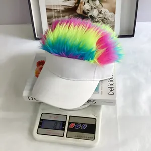 Vue détaillée d'une visière blanche avec fausse fourrure colorée pesée sur une balance