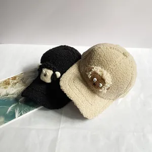 Gros plan sur la texture en laine d'agneau des casquettes de baseball mouton dessin animé