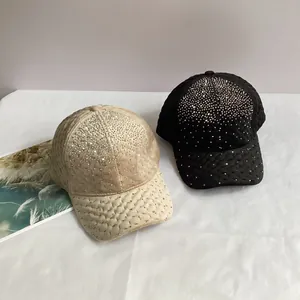Vue détaillée de casquettes en velours avec strass brillants et motif matelassé élégant
