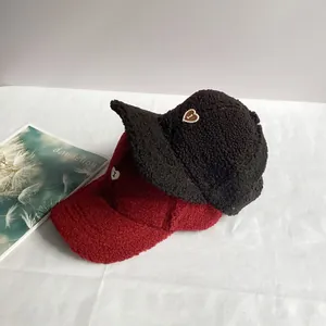 Berretto da baseball in lana di agnello spessa con ricamo a cuore nero e rosso