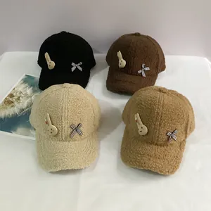 Détail de quatre casquettes de baseball en polaire épaisse noire marron beige et tan