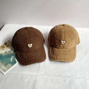 Teddy-Fleece Baseballkappe mit Bären-M Stickerei in Dunkelbraun und Khaki Farben