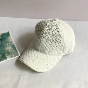 Détail de la casquette de baseball en velours blanc matelassé avec strass argentés
