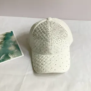 Détail de la casquette de baseball en velours blanc avec strass argentés et matelassage