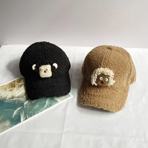 Détail de texture de casquettes de baseball en polaire noire et marron avec oreilles