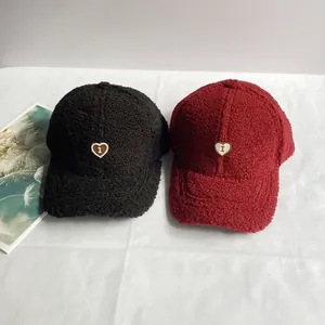 Berretti da baseball in lana d'agnello nero e bordeaux con ricamo a cuore invernale