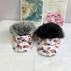 Visera con bandera de EE. UU. y peluca gris y negra gruesa para fiestas de disfraces