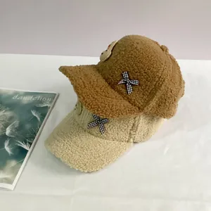 Casquette de baseball épaisse en sherpa avec nœud et écusson lapin en marron et beige