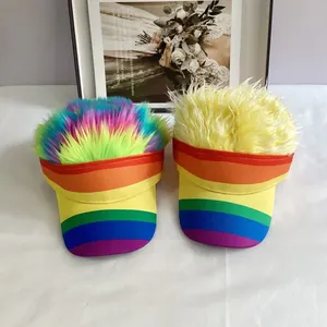 Vue de dessus de deux casquettes de baseball arc-en-ciel créatives avec perruque intégrée