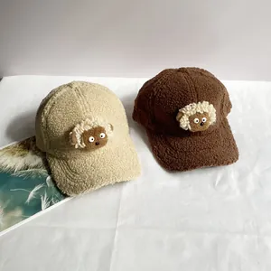 Détail de décors d'agneaux en peluche sur casquettes de baseball sherpa beige et marron