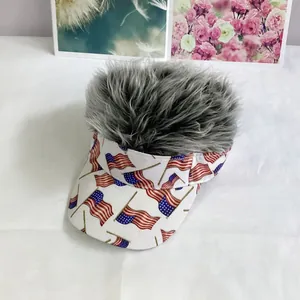 Detalle de la gorra con peluca gris y visera con estampado de la bandera americana