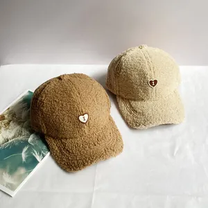 Berretti da baseball invernali in lana d'agnello con ricamo a cuore in marrone e beige