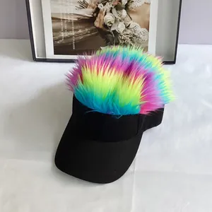 Détail d'une visière créative avec perruque colorée et cheveux synthétiques arc-en-ciel