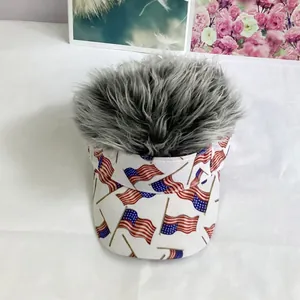Detalle de gorra con bandera de EE. UU. y divertida peluca gris sobre tela blanca