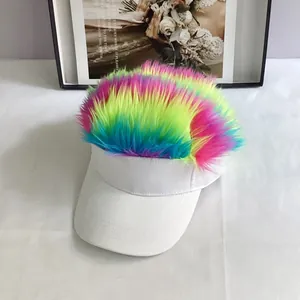 Détail de la visière blanche avec dégradé de fausse fourrure colorée en décor lifestyle