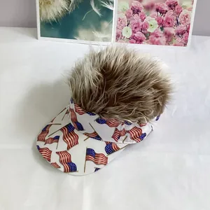 Detalle de gorra con bandera americana y peluca sintética para fiestas y celebraciones