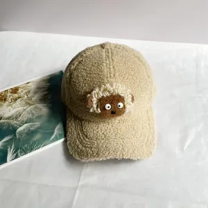 Détail d'une casquette de baseball en polaire beige avec un petit mouton 3D mignon