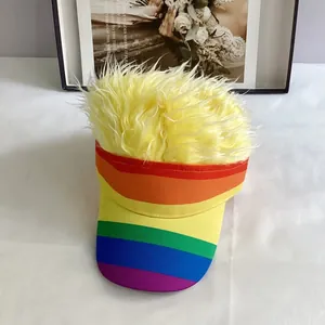 Détail d'une casquette arc-en-ciel créative avec perruque de cheveux jaunes synthétiques