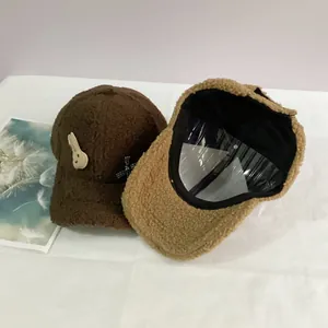 Détail de la casquette d'hiver en polaire épaisse avec motif de lapin et nœud papillon