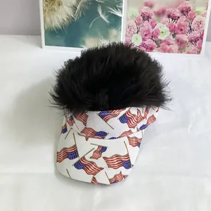 Vista superior de la gorra visera bandera EE. UU. con peluca creativa de pelo largo oscuro