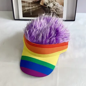 Détail de la visière arc-en-ciel avec décoration de perruque violette moelleuse