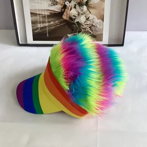 Détail d'une visière arc-en-ciel créative avec fausse fourrure colorée et bord rayé