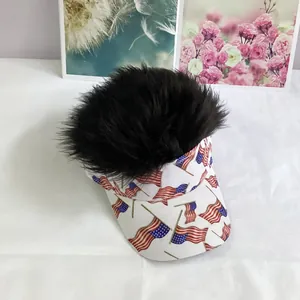 Detalle de la gorra visera bandera EE. UU. con peluca negra creativa en la parte superior