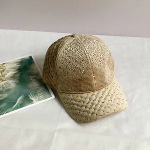 Gros plan détaillé d'une casquette en velours ornée de strass argentés brillants sur la visière