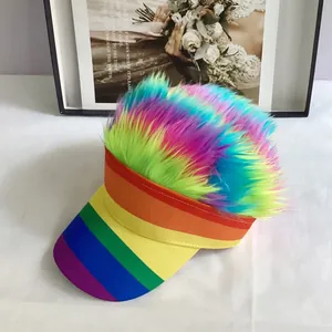 Détail de la casquette arc-en-ciel avec faux cheveux multicolores pour costume de fête