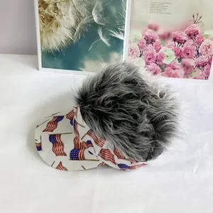 Detalle de visera con bandera de EE. UU. y peluca gris realista para fiestas temáticas