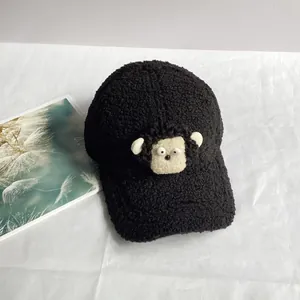 Détail d'une casquette de baseball noire en polaire avec un agneau 3D et texture peluche