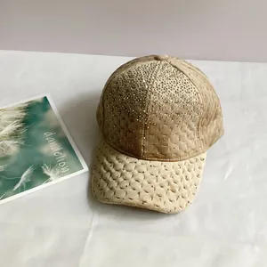 Détail de la casquette de baseball en velours avec motif matelassé et strass argentés