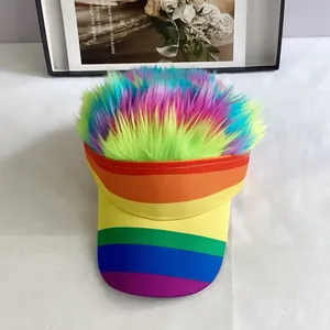 Détail d'une casquette arc-en-ciel avec perruque synthétique créative sur le dessus