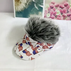 Vista de detalle de visera con estampado de bandera de EE. UU. y peluca gris sintética