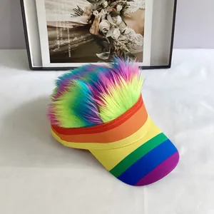Détail de la visière arc-en-ciel avec décoration de perruque en fausse fourrure colorée