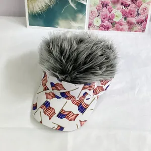 Detalle de peluca creativa gris sobre gorra de béisbol con patrón de bandera USA