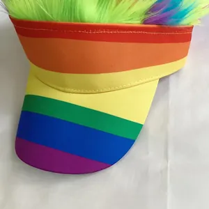 Vue détaillée du chapeau visière arc-en-ciel avec perruque colorée et décorations en poils
