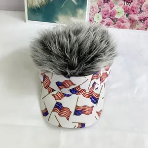 Vista superior de gorra con visera creativa, pelo de peluca gris y bandera de EE. UU.