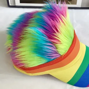 Détail d'une casquette arc-en-ciel avec cheveux synthétiques pour fêtes et événements