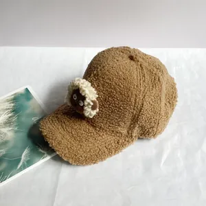 Gros plan sur casquette baseball en polaire sherpa marron avec poupée agneau peluche