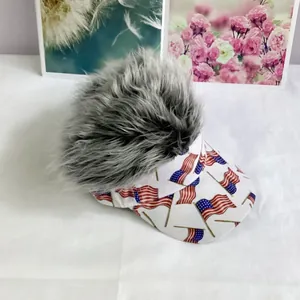 Detalle de decoración de pelo sintético y estampados de bandera americana en gorra visera